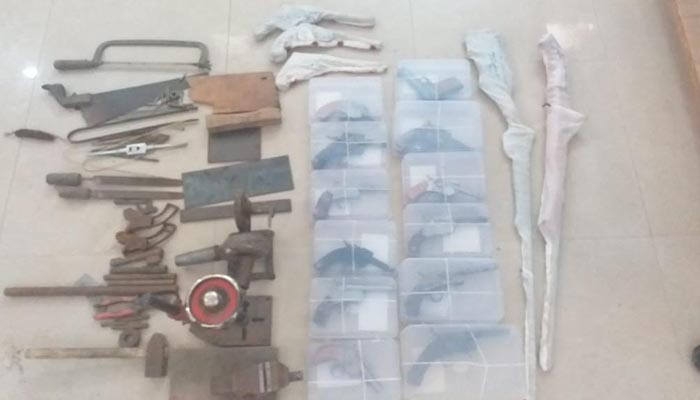 पुलिस ने अवैध असलहा फैक्ट्री का किया भंडाफोड़, भारी मात्रा में हथियार बरामद