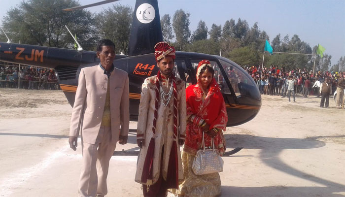 किसान पिता के सपने को पूरा करने के लिए हेलीकॉप्टर से गांव में उतरी दुल्हन