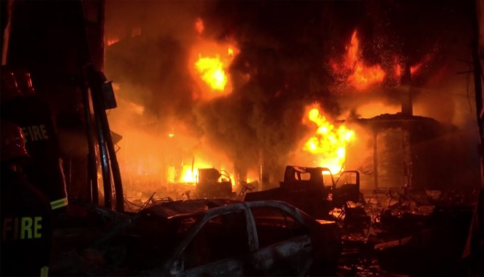 बांग्लादेश: 22 मंजिला इमारत में आग लगी,कई लोगों के फंसे होने की आशंका