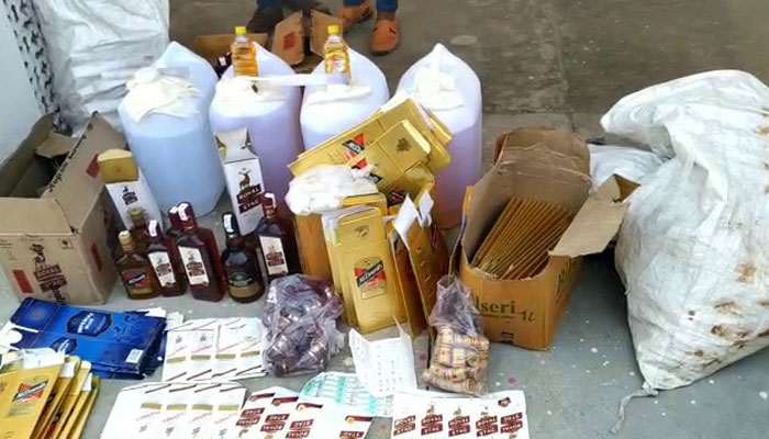 पुलिस ने पकड़ा अवैध शराब का जखीरा, ब्रांडेड कंपनियों के नाम से तैयार करते थे शराब