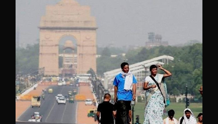 दिल्ली में गर्मी ने दी दस्तक, धूप से तड़प रहे लोग