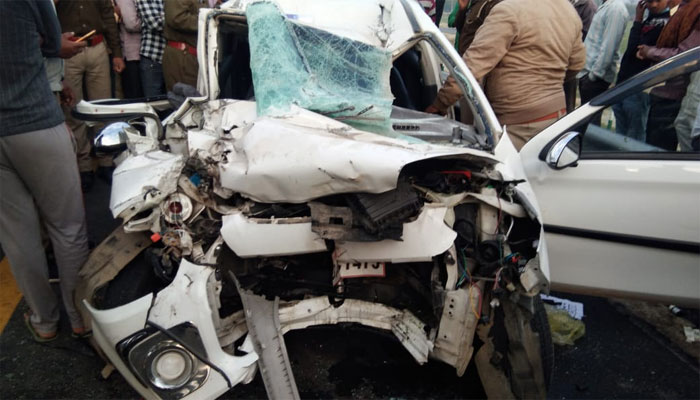 आगरा-लखनऊ एक्सप्रेसवे: दिल्ली की तरफ से आ रही कार ट्रक में घुसी, चार की मौत- एक गंभीर घायल