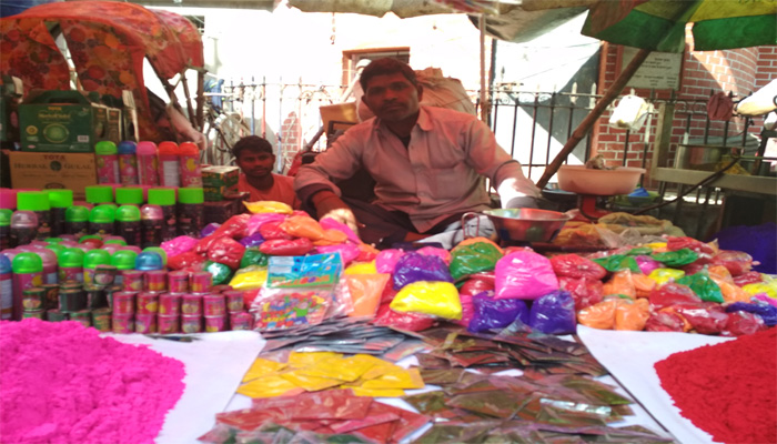 रंग, पिचकारी और चिप्स की दुकानों से गुलजार हुआ बाजार