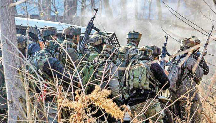 कश्मीर: सेना के जवानों ने 36 घंटे में ढेर किए 8 आतंकी मुठभेड़ जारी