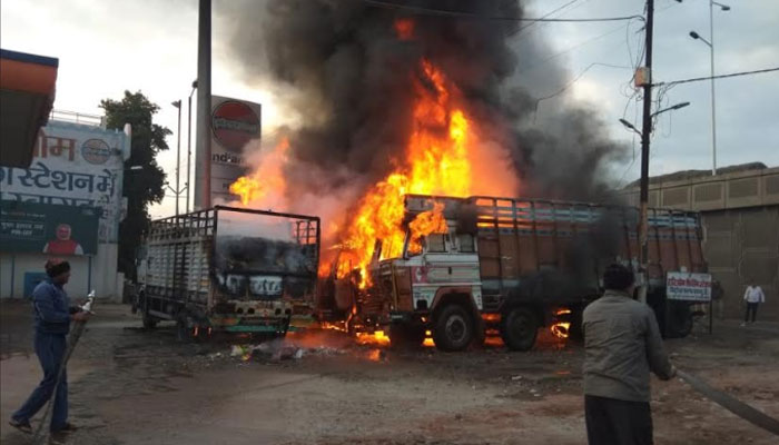 पेट्रोल पम्प के पास खड़े ट्रकों में लगी आग ,5 ट्रक जलकर हुए खाक