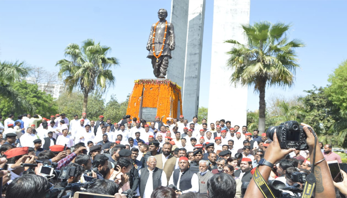 अखिलेश यादव ने लोहिया जयंती के मौके पर लोहिया पार्क में मूर्ति पर किया माल्यार्पण