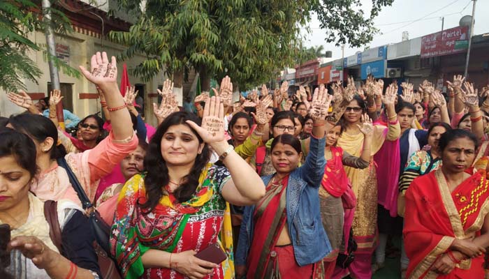 सैंकड़ों महिला शिक्षकों ने लगाई वोट की मेंहदी, मतदान के लिए सीडीओ ने लिखा गाना