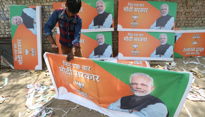 लोकसभा चुनाव 2019 की तैयारियां शुरू, नरेंद्र मोदी के पोस्टर तैयार करते कारीगर