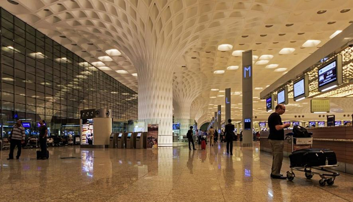 मुंबई एयरपोर्ट को बम से उड़ाने की धमकी, मचा हड़कंप
