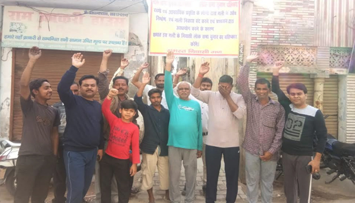 शाहजहांपुर: दबंगों से है परेशान चालीस परिवारों ने किया चुनाव का बहिष्कार