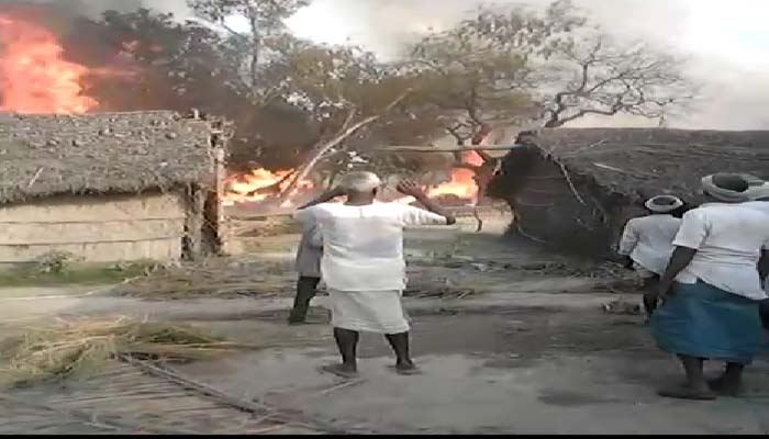 आग की लपटों से जलकर खाक हुआ 22 मकान, ग्रामीणों ने बुझाई आग