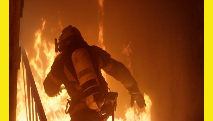 नोएडा: जानिए कैसे लगी गत्ते की फैक्ट्री में भीषण आग, करोड़ों का माल जलकर ख़ाक