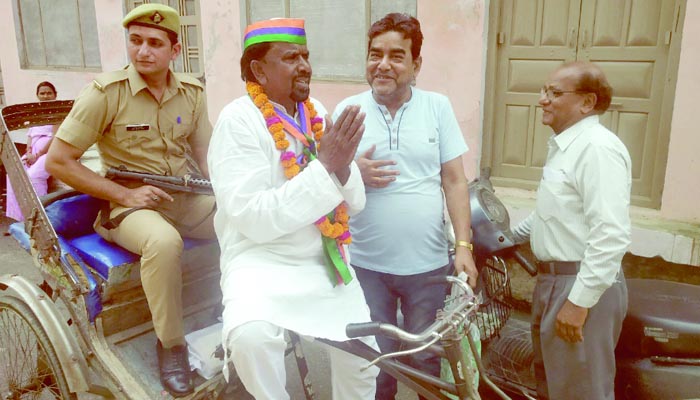 शाहजहांपुर में रिक्शे पर गनर को बैठाकर प्रत्याशी मांग रहा वोट