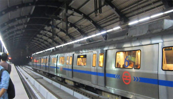 मेट्रो की ब्लू लाइन पर ट्रेन के आगे कूदकर एक व्यक्ति ने आत्महत्या की
