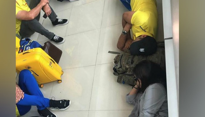 एमएस धोनी व उनकी पत्नी एयरपोर्ट की जमीन पर सोते आए नजर, फोटो हुई वायरल