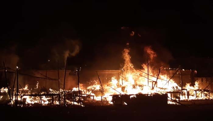 लापरवाही बनी लाखों के नुकसान का सबब, कई दुकानें आग में जलकर राख