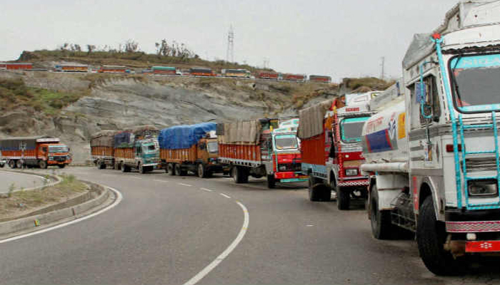 जम्मू-श्रीनगर राजमार्ग पर नागरिकों के लिए सप्ताह में 2 दिन यातायात बंद का फैसला लागू