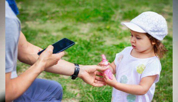 KIDS CARE TIPS: पैरेंट्स बन जाए समझदार,बच्चे हो जाएंगे स्मार्टफोन से दूर