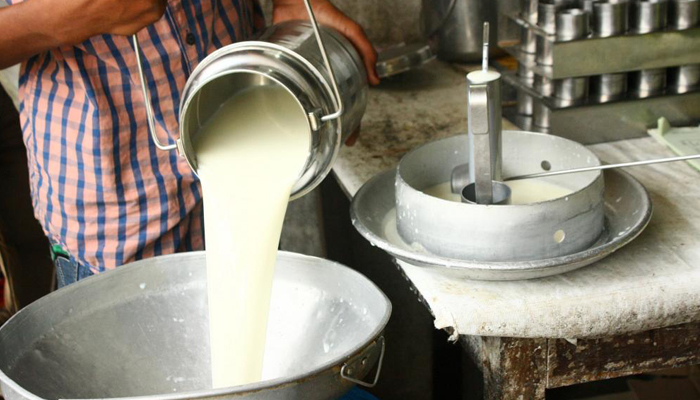 पाकिस्तान में मंहगाई की मार, आसमान पर दूध के दाम