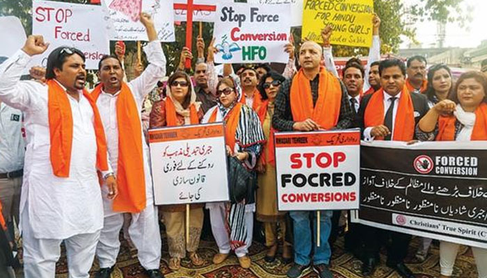 हिंदू बहनों से नहीं कराया गया जबरन धर्मांतरण, वे रह सकती हैं पतियों के साथ: पाक अदालत