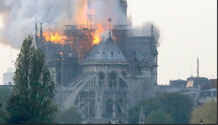आग में समाया पेरिस का 800 साल पुराना ऐतिहासिक वजूद