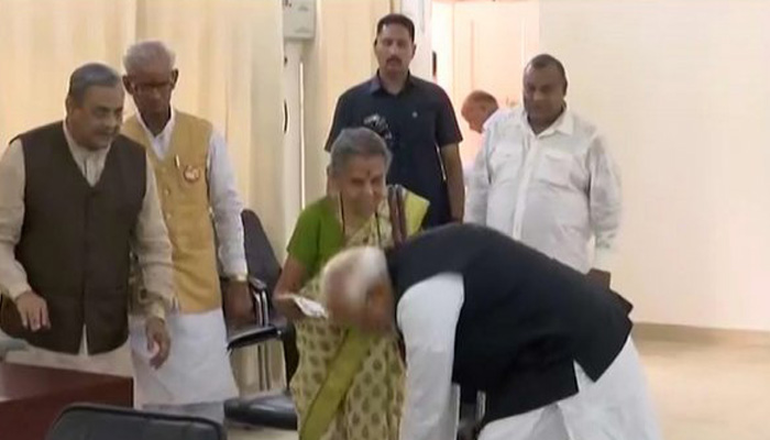 जानिए PM मोदी ने क्यों छुए इस महिला के पैर, ये है रहस्य