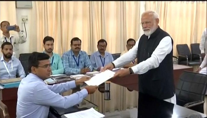 वाराणसी: PM मोदी ने नामांकन पत्र दाखिल किया, एनडीए के दिग्गज नेता साथ