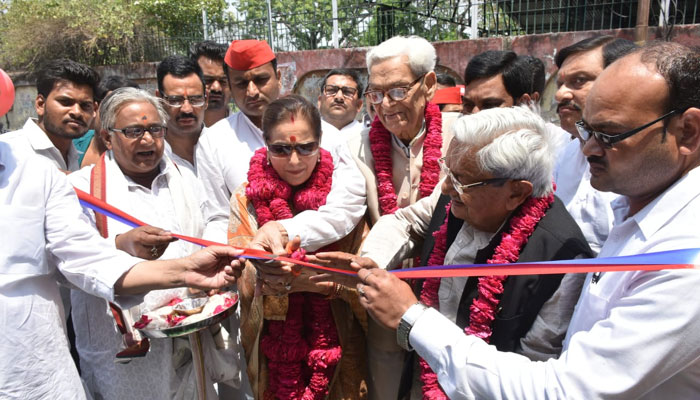 लखनऊ में केंद्रीय चुनाव कार्यालय का उद्घाटन करती गठबंधन प्रत्याशी पूनम शत्रुघ्न सिन्हा