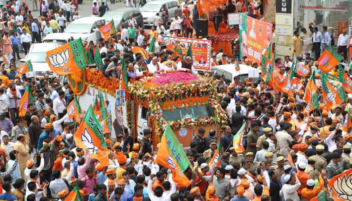 राजनाथ सिंह जब नामांकन के लिए BJP कार्यालय से निकले, तस्वीरों में देखें समर्थकों का उत्साह