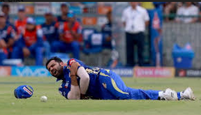 मुंबई इंडियन्स के हीरो रोहित शर्मा पर मैच फीस का कितना लगा जुर्माना ?
