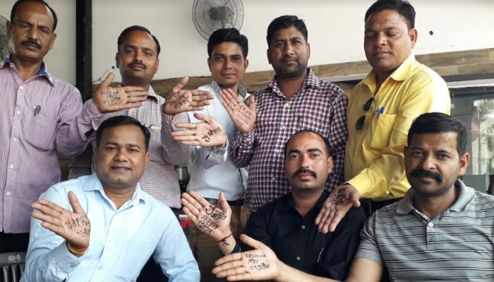 शाहजहांपुर: यहां वोटर्स को जागरुक करने लिए पत्रकारों को लगाई गई वोट की मेंहदी