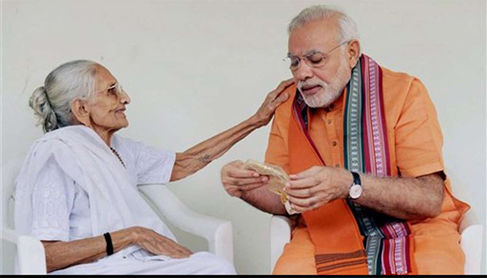 बेटे के जीत की ख़ुशी में गदगद हुईं PM Modi की मां, यूं किया अभिनंदन