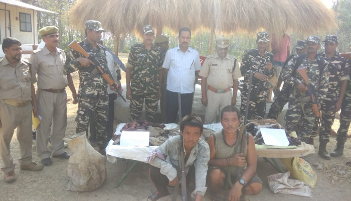 नेपाली शिकारियों को एसएसबी ने पकड़ा, हथियार, हिरण व नीलगाय का मांस बरामद