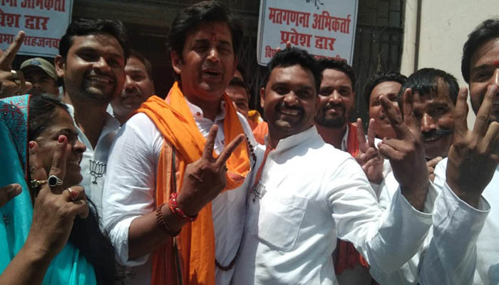 बीजेपी कार्यकर्ताओं के साथ जीत का जश्न मनाते गोरखपुर से पार्टी उम्मीदवार रवि किशन