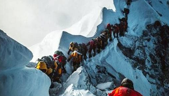 माउंट एवरेस्ट चढ़ाई के दौरान अब तक 11 पर्वतारोहियों की मौत
