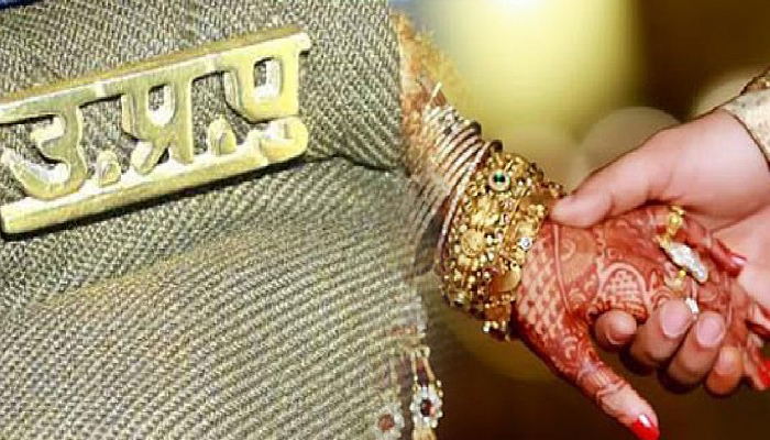 कानपुर: चौकी प्रभारी ने चौकी पहुंचे प्रेमी जोड़े की शादी कराकर किया कन्यादान
