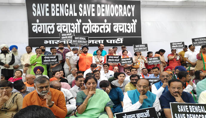 पश्चिम बंगाल में अमित शाह के रोड में हिंसा, BJP का जंतर-मंतर पर प्रदर्शन