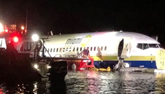 यूएस: फ्लोरिडा में रनवे से फिसलकर नदी में जा गिरा विमान, 136 यात्री सवार