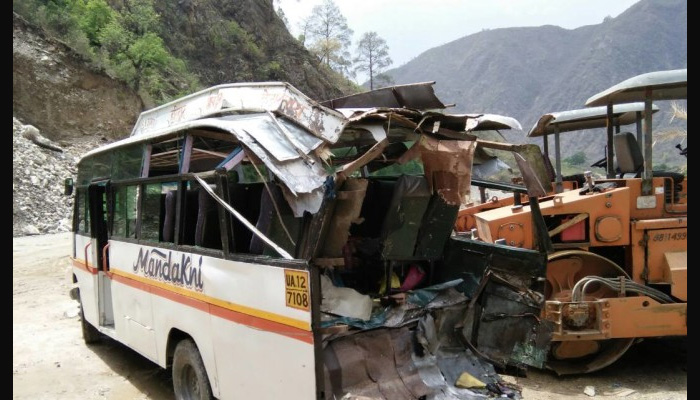 तेज रफ्तार बस पलटी : पांच यात्रियों की मौत, 19 घायल