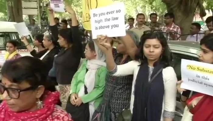 सुप्रीम कोर्ट के बाहर प्रदर्शन कर रही महिलाओं को पुलिस ने खदेड़ा, धारा 144 लागू