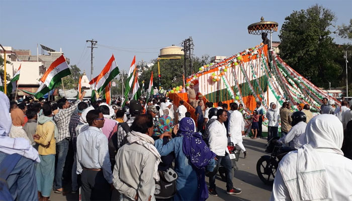 प्रियंका गांधी का रोड शो शुरू, कार्यकर्ताओं में जोश भरने की कोशिश