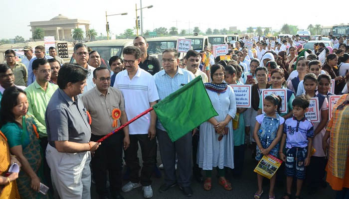 राष्ट्रीय डेंगू दिवस पर निकाली जागरूकता रैली, IAS सुरेश चंद्रा ने झंडी दिखाकर किया रवाना