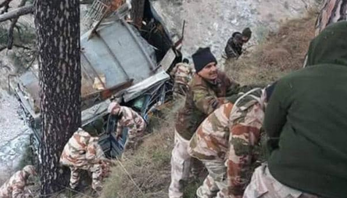 जम्मू-श्रीनगर राजमार्ग पर दो ट्रक खाई में गिरे, एक की मौत होने की आशंका