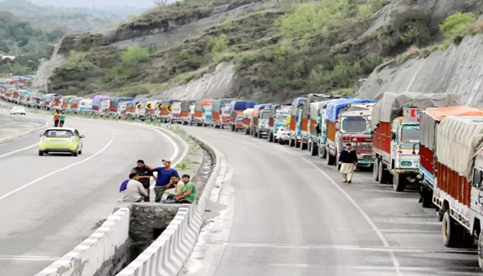 रामबन में भूस्खलन से जम्मू-श्रीनगर राष्ट्रीय राजमार्ग बंद