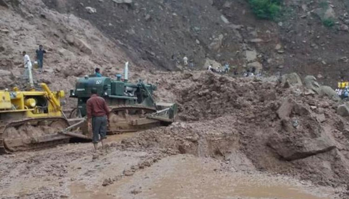 भारी भूस्खलन के कारण जम्मू-श्रीनगर राष्ट्रीय राजमार्ग बंद