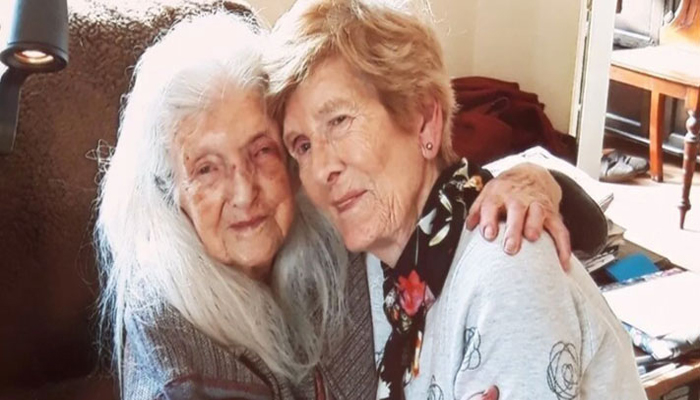 माँ-बेटी का प्यार: 60 साल बाद 81 साल की बेटी को मिल ही गई 103 साल की माँ