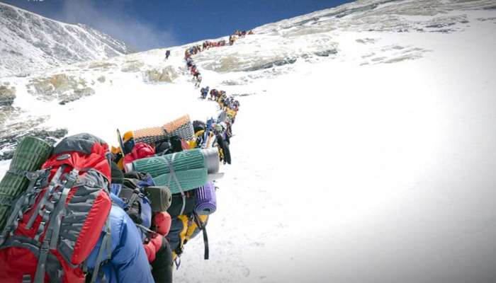 माउंट एवरेस्ट फतह करने के कुछ ही देर बाद कोलोराडो के पर्वतारोही की मौत