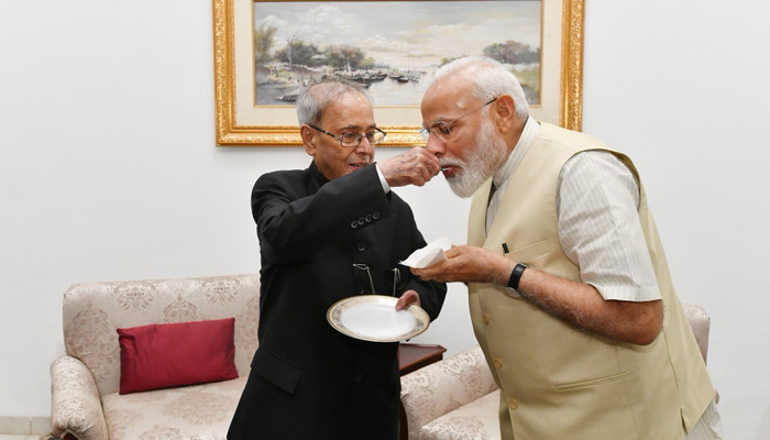 प्रणब मुखर्जी से मिले नरेंद्र मोदी, जानिए पूर्व राष्ट्रपति ने पीएम को क्या खिलाया
