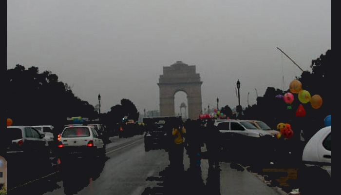 दिल्ली में खुशनुमा हुआ मौसम, हल्की बारिश की संभावना