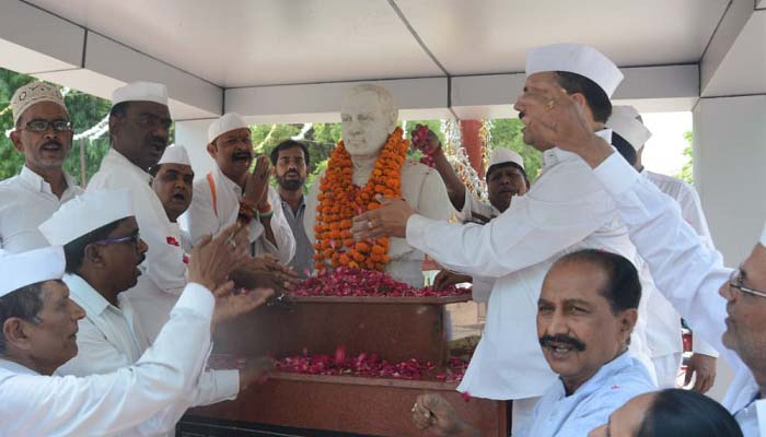 राजीव गांधी की पुण्यतिथि के मौके पर कांग्रेस के कार्यकर्ताओं ने दी श्रद्धाजंलि